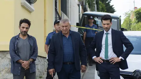 Ilgaz y Metin Kaya, con Eren Duman en el capítulo 1 de 'Secretos de Familia'. Ilgaz y Metin Kaya, con Eren Duman en el capítulo 1 de 'Secretos de Familia'.