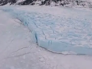Dos rusos llegan en un bote a Alaska para evitar ir a la guerra Dos rusos llegan en un bote a Alaska para evitar ir a la guerra