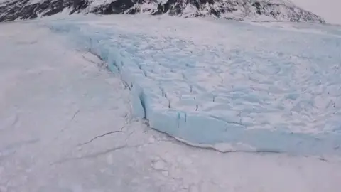 Dos rusos llegan en un bote a Alaska para evitar ir a la guerra Dos rusos llegan en un bote a Alaska para evitar ir a la guerra