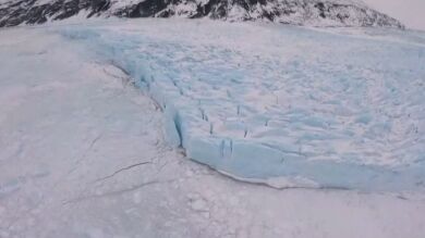 Dos rusos llegan en un bote a Alaska para evitar ir a la guerra