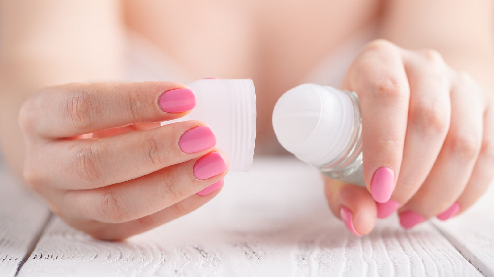 Desodorante de roll-on: el truco casero para acabar con las manchas de la ropa