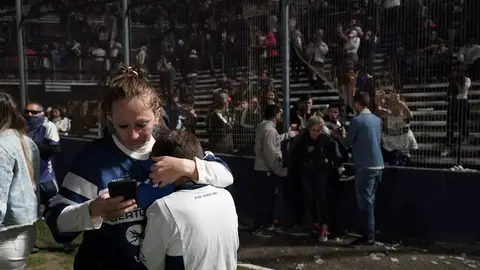 Aficionados de Gimnasia, conmocionados tras los graves incidentes Aficionados de Gimnasia, conmocionados tras los graves incidentes