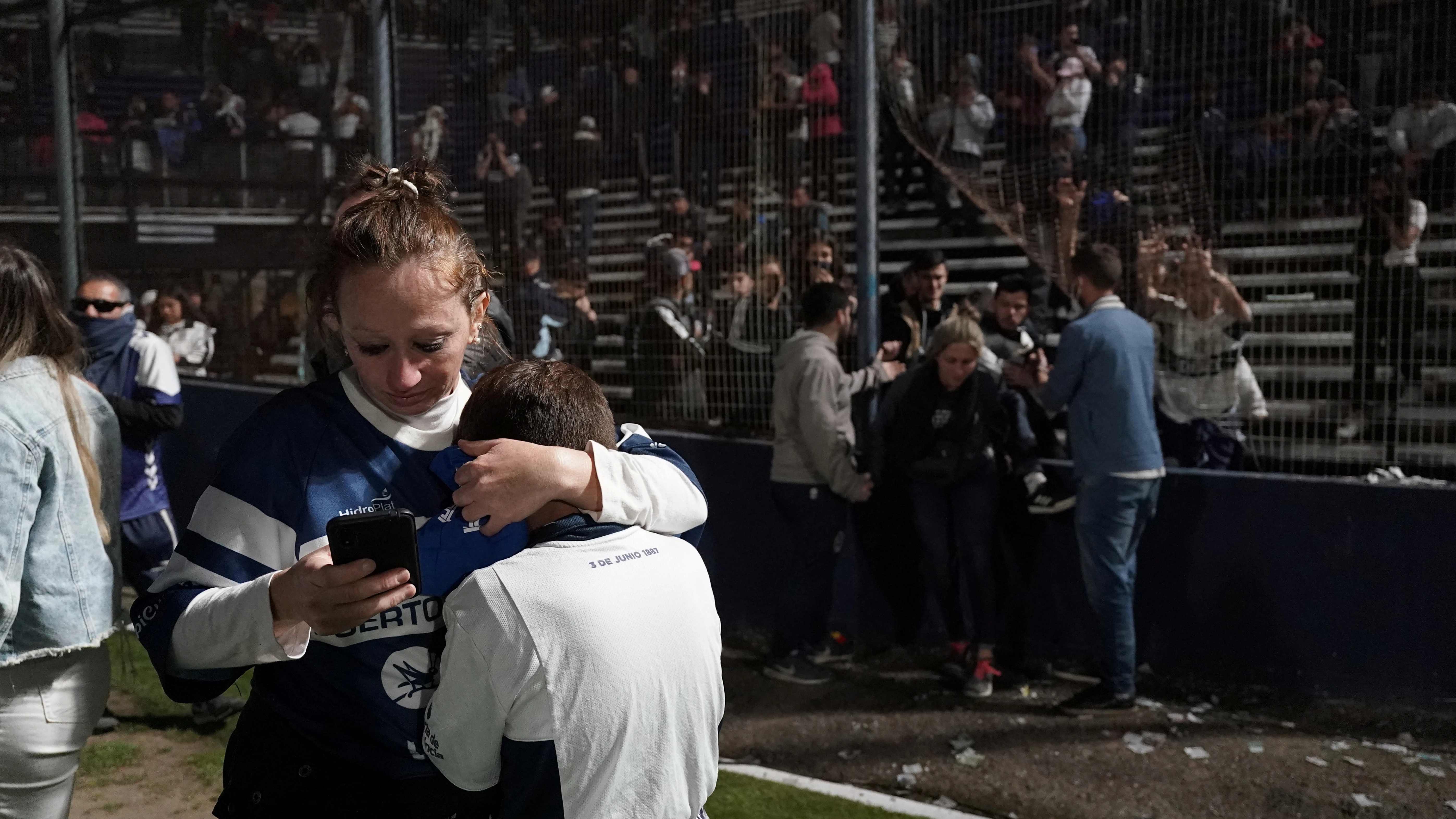 Aficionados de Gimnasia, conmocionados tras los graves incidentes Aficionados de Gimnasia, conmocionados tras los graves incidentes