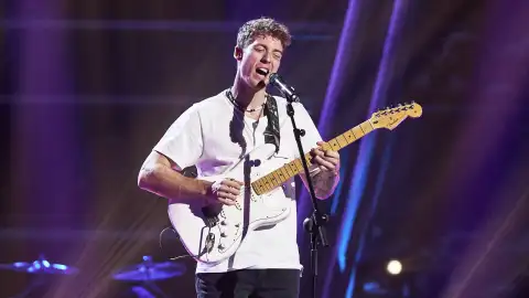 Javier Santacruz crea una peculiar versión de ‘Back to black’ de Amy Winehouse en ‘La Voz’ Javier Santacruz crea una peculiar versión de ‘Back to black’ de Amy Winehouse en ‘La Voz’