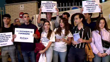 Concentración a las puertas del Colegio Mayor Elías Ahuja Concentración a las puertas del Colegio Mayor Elías Ahuja