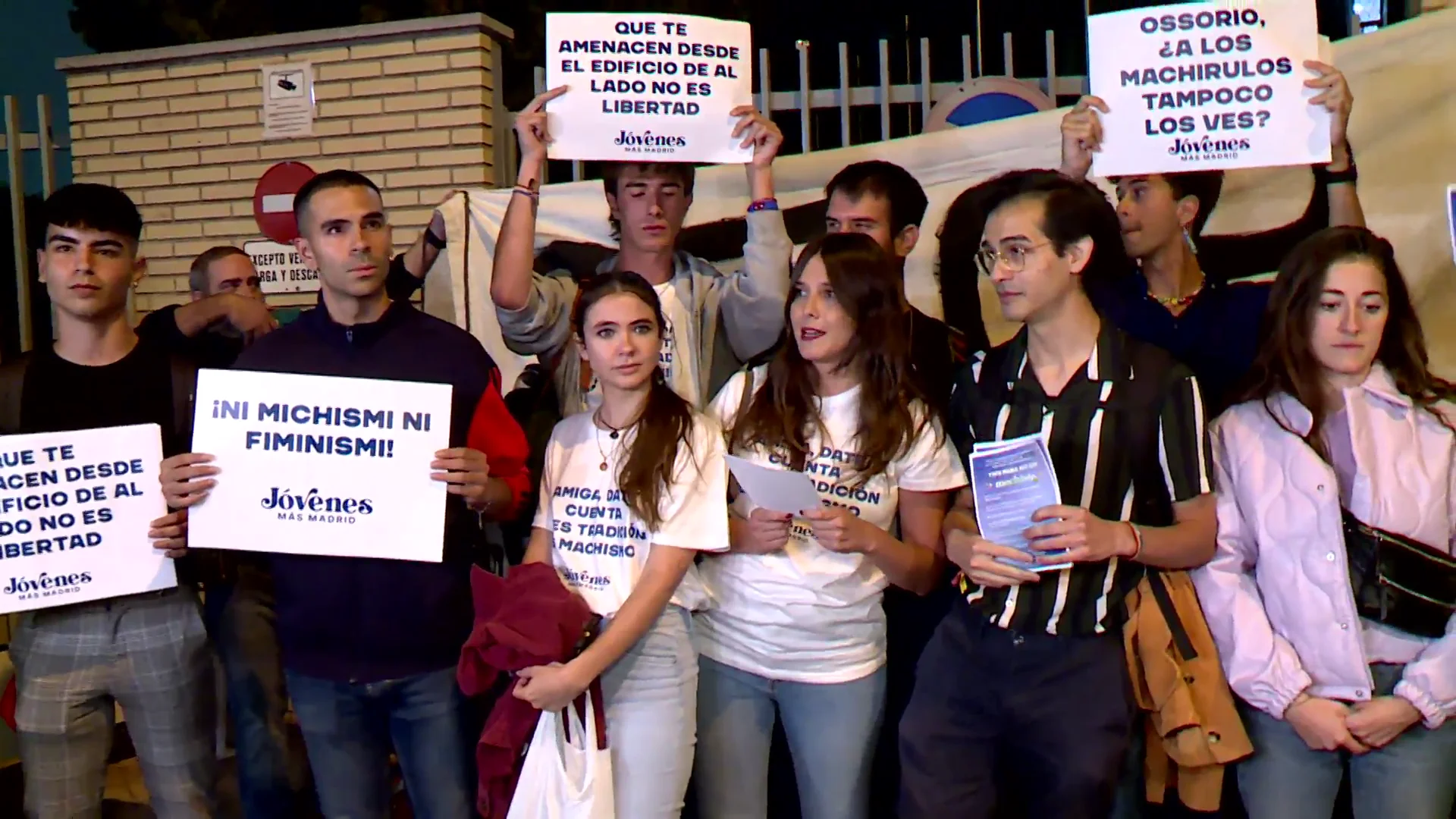 Concentraci&oacute;n a las puertas del Colegio Mayor El&iacute;as Ahuja