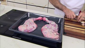 Unta la mezcla en las paletillas