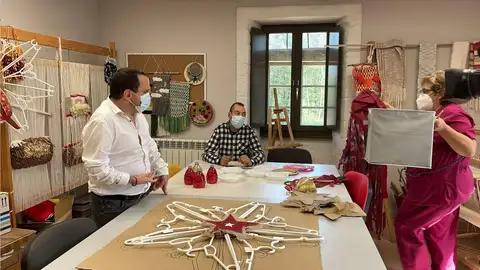 Los vecinos preparando la decoración con materiales reciclados Los vecinos preparando la decoración con materiales reciclados