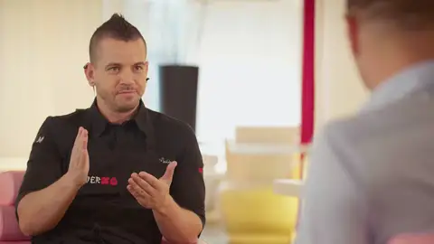 Dabiz Muñoz explica el origen de su nombre a Joaquín Sánchez Dabiz Muñoz explica el origen de su nombre a Joaquín Sánchez