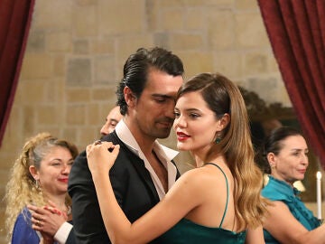 Züleyha y Mehmet Kara en el capítulo '110' de 'Tierra Amarga'. 