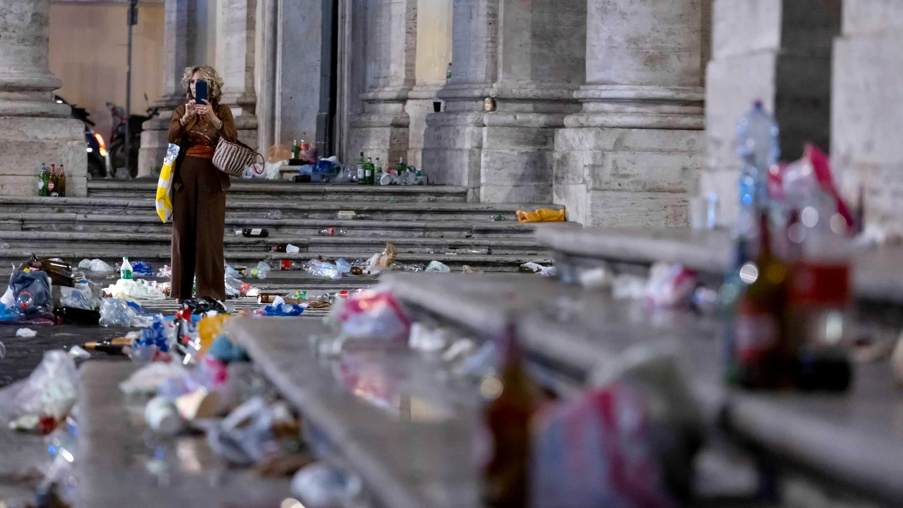 Basura tirada por las calles de Roma tras el paso de los aficionados del Betis Basura tirada por las calles de Roma tras el paso de los aficionados del Betis
