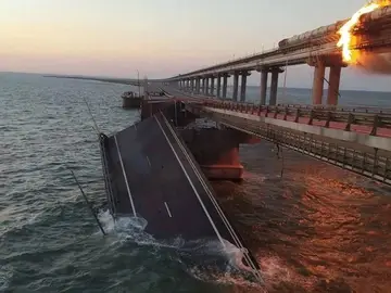 Partes del puente de Crimea colapsan tras la explosión Partes del puente de Crimea colapsan tras la explosión