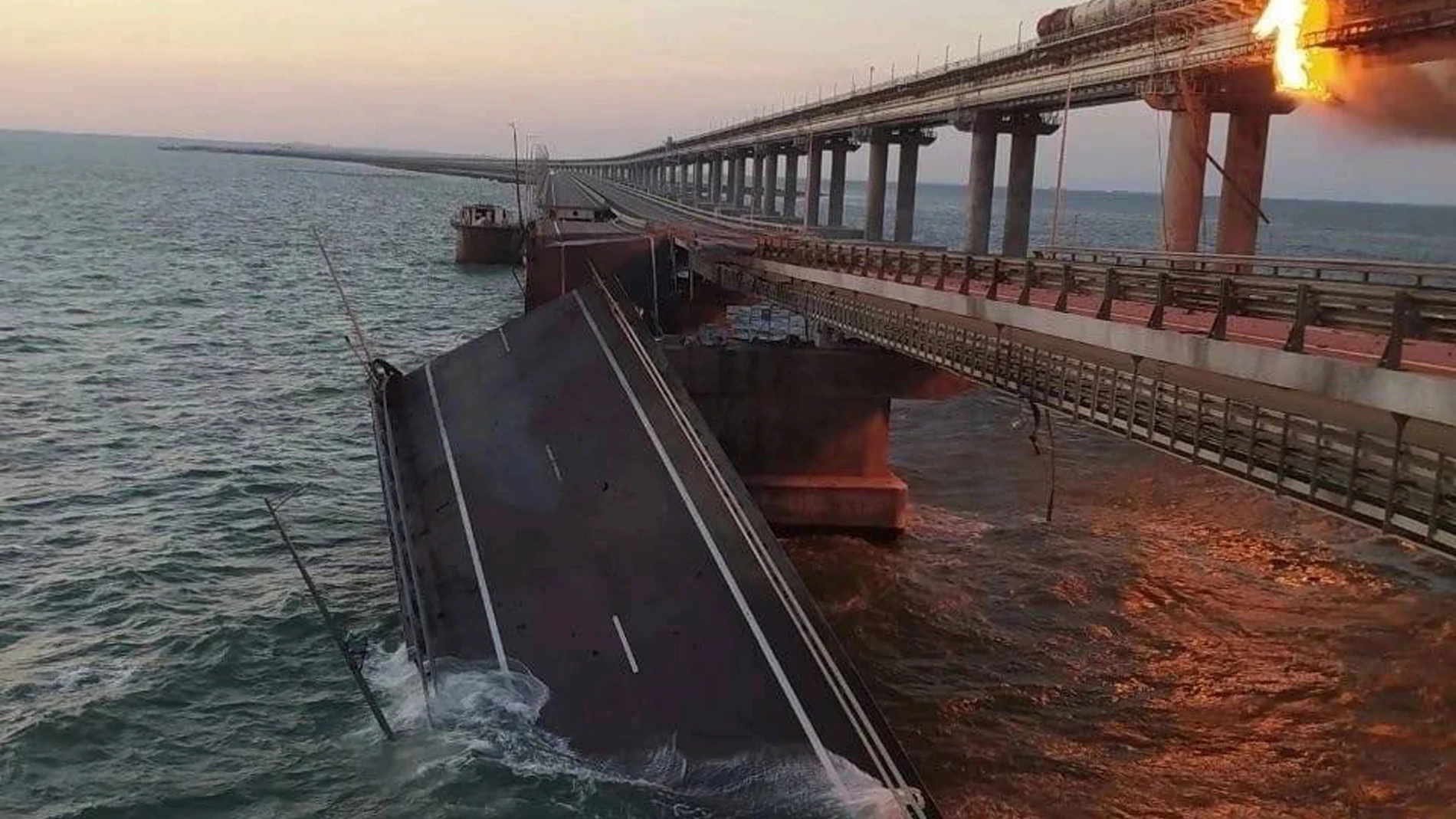 Partes del puente de Crimea colapsan tras la explosión