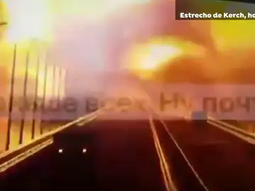 Momento de la destrucción del puente de Crimea Momento de la destrucción del puente de Crimea