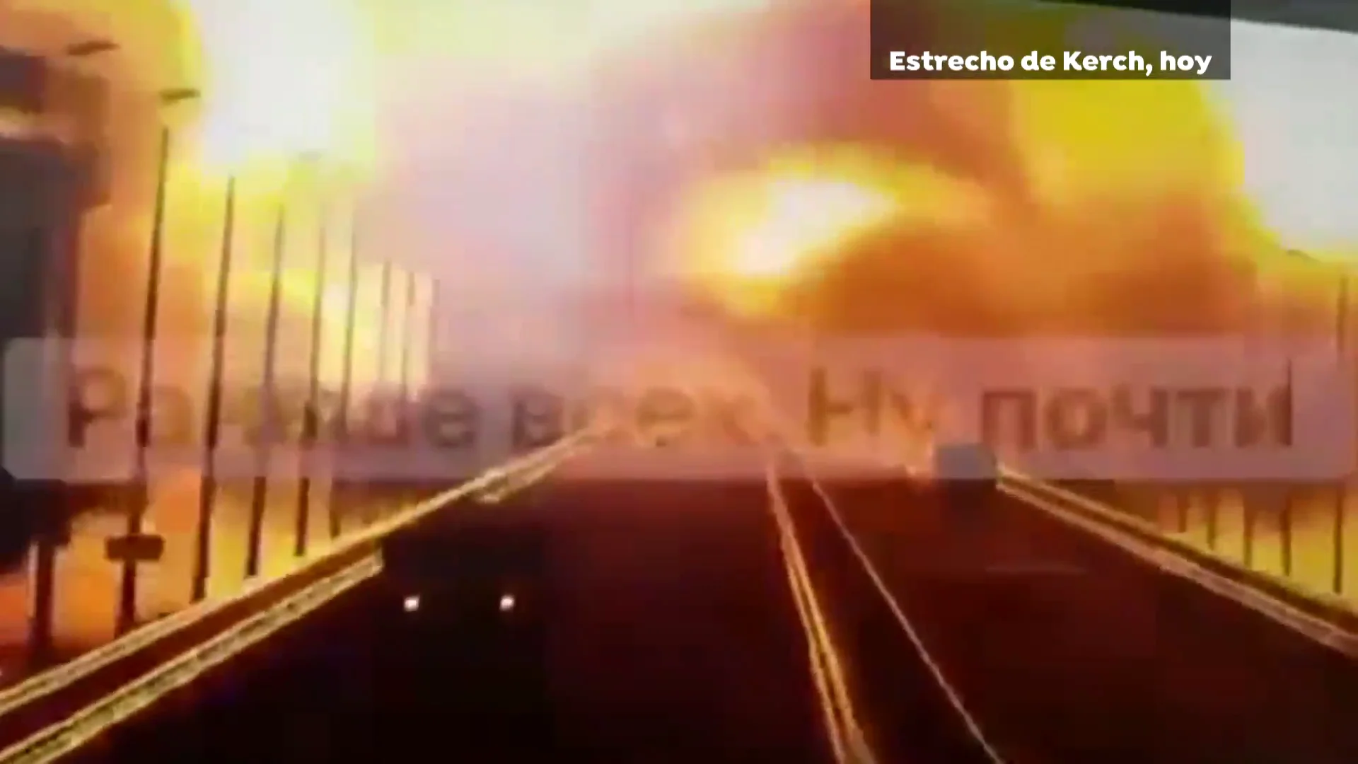 Momento de la destrucción del puente de Crimea Momento de la destrucción del puente de Crimea