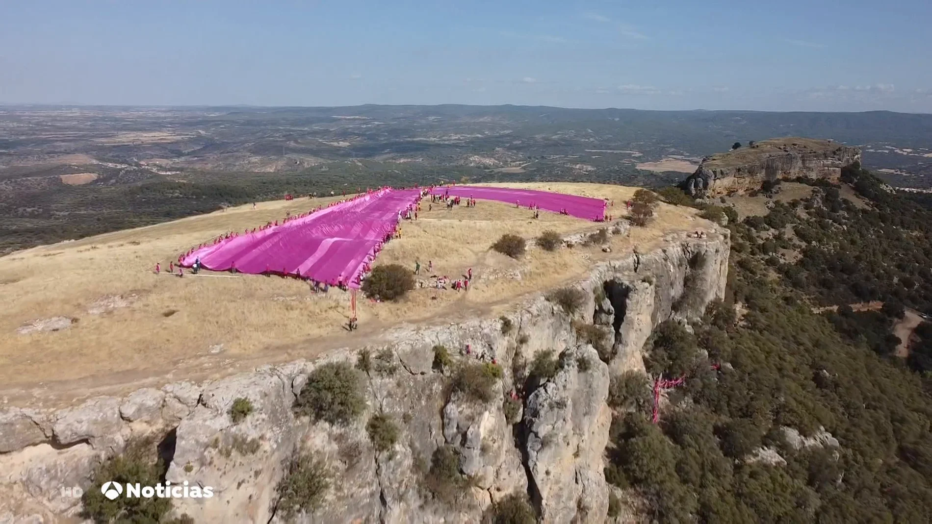 Logran el Récord Guinness colocando el lazo rosa más grande del mundo sobre las 'Tetas de Viana' (Trillo)
