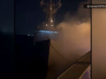 Extinguido el incendio en la fragata Santa María en la base naval de Rota, Cádiz