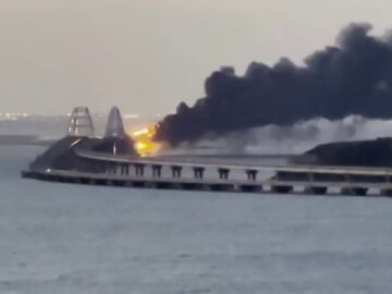 Una explosión en cadena destruye parte del emblemático puente de Crimea