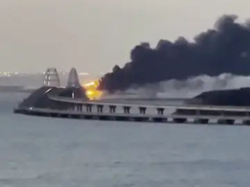 Una explosión en cadena destruye parte del emblemático puente de Crimea Una explosión en cadena destruye parte del emblemático puente de Crimea