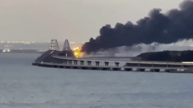 Una explosión en cadena destruye parte del emblemático puente de Crimea Una explosión en cadena destruye parte del emblemático puente de Crimea