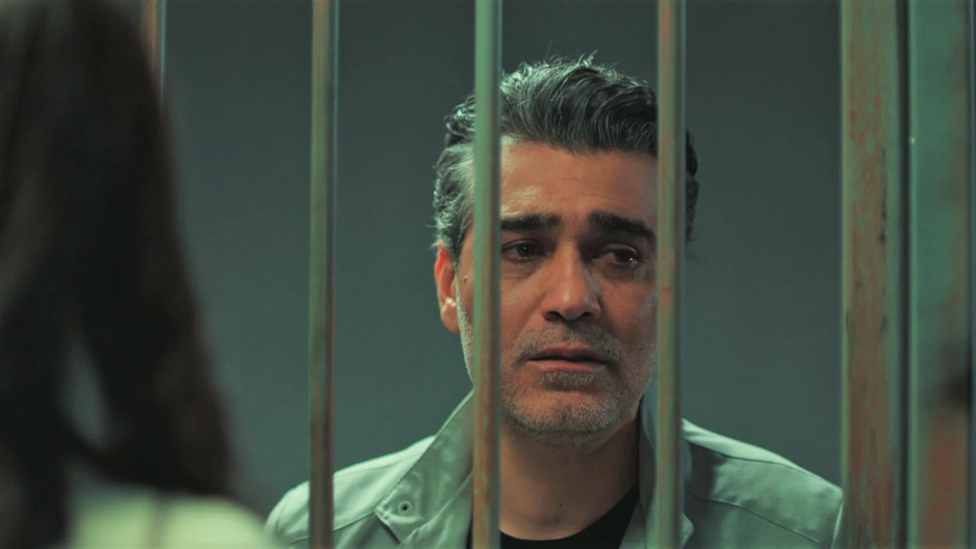 ¡Volkan entra en prisión mientras Derin es ingresada en una clínica psiquiátrica! La Justicia determina que Volkan pague por todo lo que ha hecho.