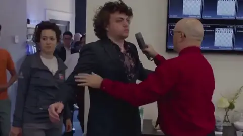 Hans Niemman siendo escaneado Hans Niemman siendo escaneado