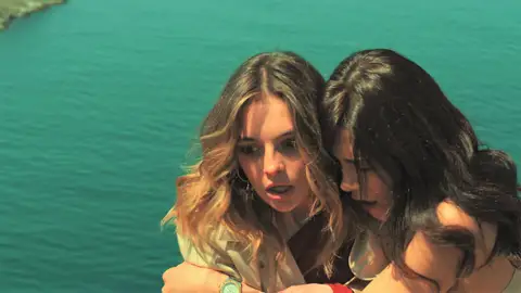 ¡Asya la salva la vida a Derin cuando estaba a punto de tirarse al vacío por un acantilado!: "Tienes que vivir por tu hija y por ti misma" Asya acude desesperada a llamada de Derin. Cree que la joven puede cometer una locura.