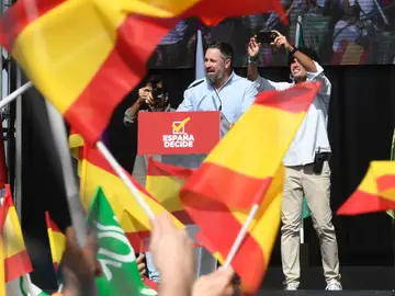 El que presidente de Vox, Santiago Abascal, presenta el documento &quot;España decide&quot; con motivo de la fiesta del partido, Viva 22, en Madrid, este domingo.