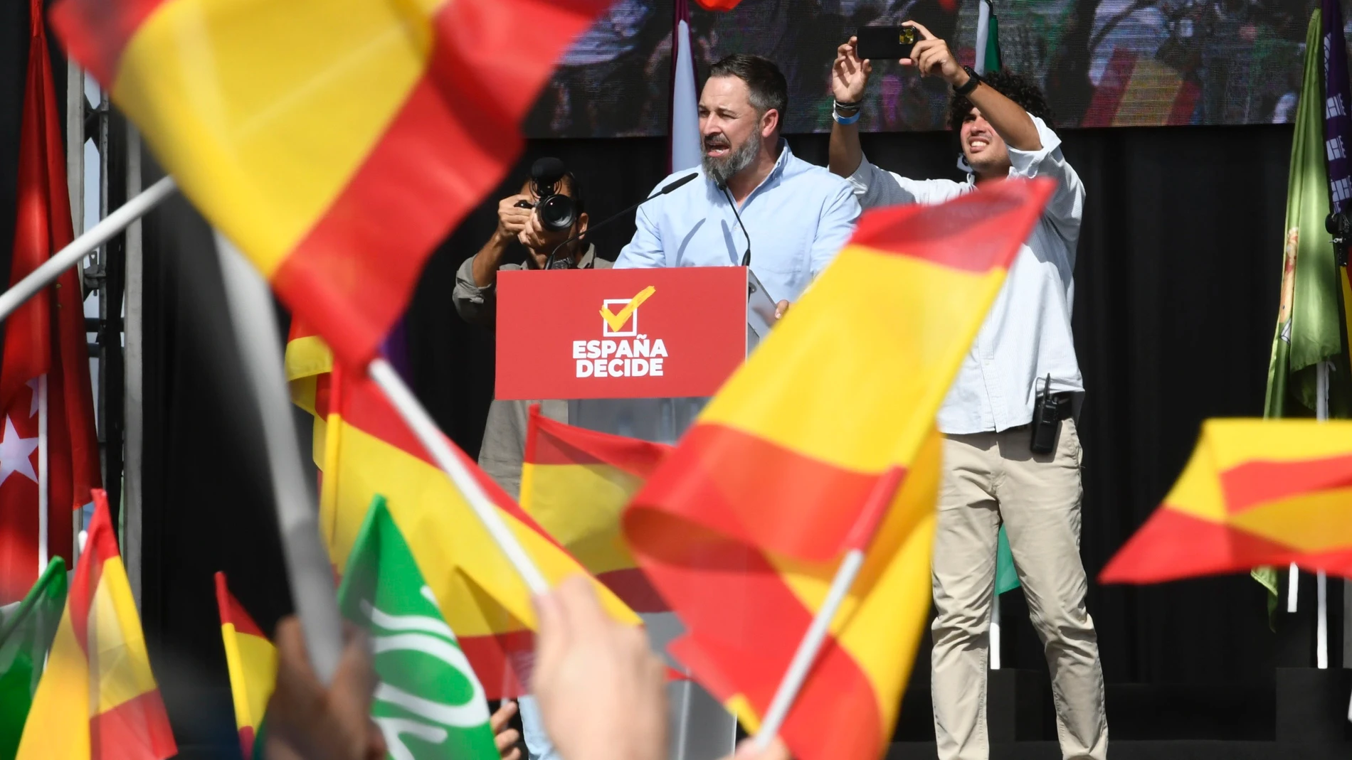 El que presidente de Vox, Santiago Abascal, presenta el documento "España decide" con motivo de la fiesta del partido, Viva 22, en Madrid, este domingo.