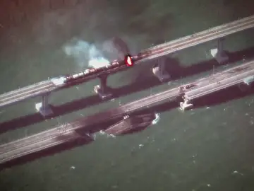 Se retoma la actividad en el puente de Crimea mientras Rusia y Se retoma la actividad en el puente de Crimea mientras Rusia y
