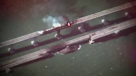 Se retoma la actividad en el puente de Crimea mientras Rusia y Se retoma la actividad en el puente de Crimea mientras Rusia y