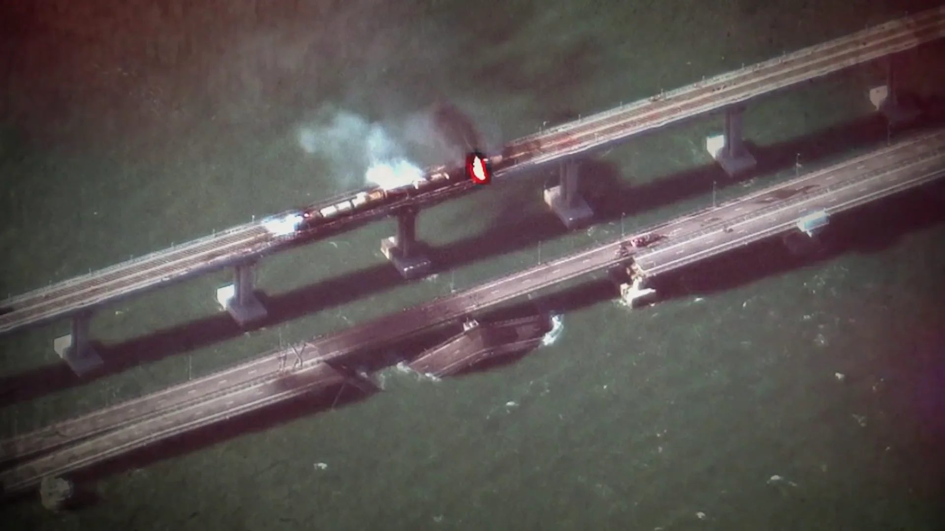Se retoma la actividad en el puente de Crimea mientras Rusia y Se retoma la actividad en el puente de Crimea mientras Rusia y