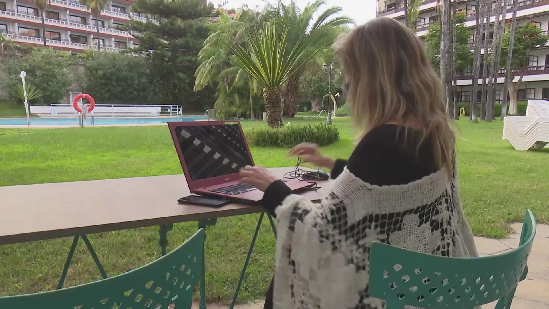 Persona teletrabajando en Canarias