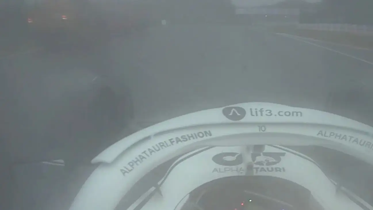 Gasly casi choca con la grúa en la acción más peligrosa en años en la F1: "He estado a 2 metros de morir" Gasly casi choca con la grúa en la acción más peligrosa en años en la F1: "He estado a 2 metros de morir"