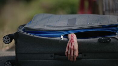 ¡La policía encuentra el cadáver de una persona que estaba dentro de una maleta!: ¿Descubrirán su identidad? 