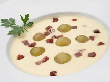 La sopa fría e increíblemente barata de Arguiñano: ajo blanco con uvas y jamón La sopa fría e increíblemente barata de Arguiñano: ajo blanco con uvas y jamón