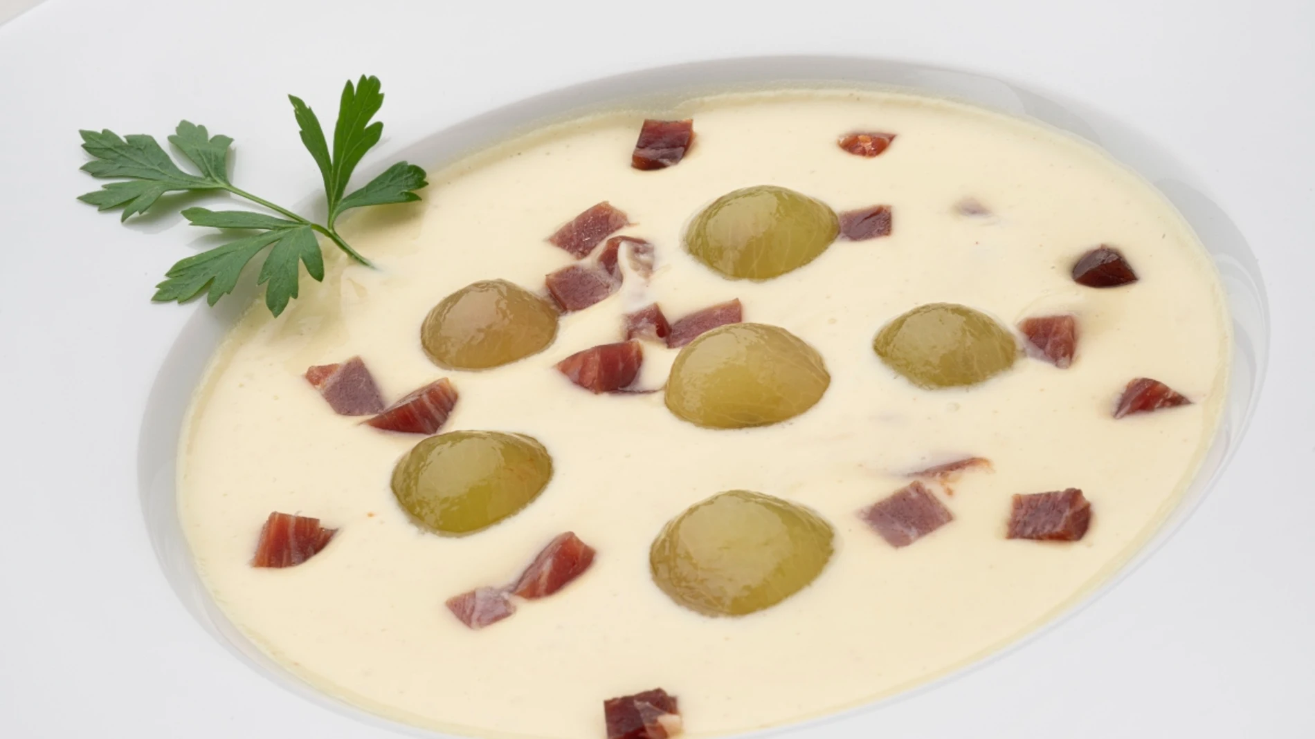 La sopa fría e increíblemente barata de Arguiñano: ajo blanco con uvas y jamón