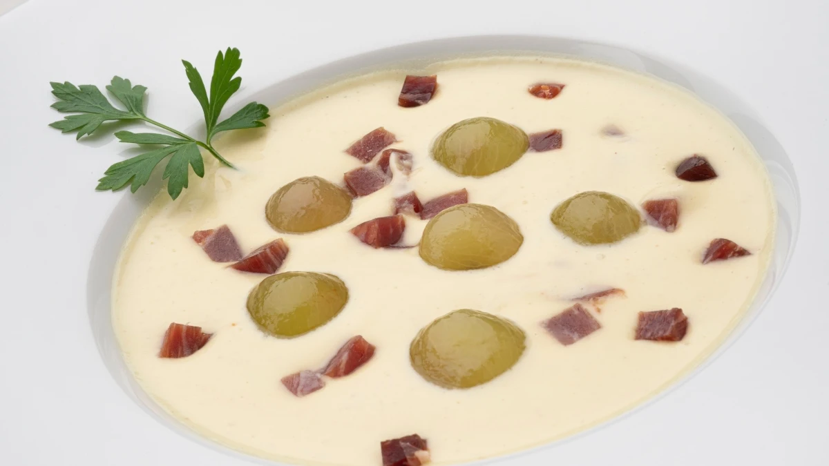 La sopa fría e increíblemente barata de Arguiñano: ajo blanco con uvas y jamón La sopa fría e increíblemente barata de Arguiñano: ajo blanco con uvas y jamón