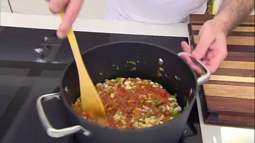 Añade el bacalao y la salsa de tomate