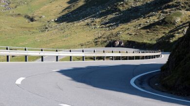 Una motorista sufre la amputación de una pierna tras impactar contra un quitamiedos en Tenerife