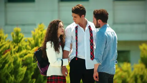 Asiye le deja las cosas claras a Selim: “Estoy muy enamorada de Doruk" Asiye le deja las cosas claras a Selim: “Estoy muy enamorada de Doruk"