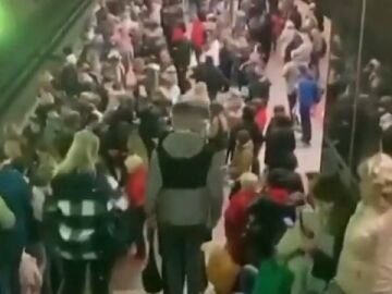 Cánticos en el metro de Kiev bajo el bombardeo ruso