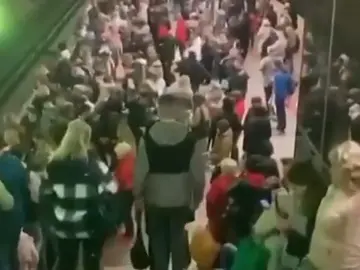 Cánticos en el metro de Kiev bajo el bombardeo ruso Cánticos en el metro de Kiev bajo el bombardeo ruso
