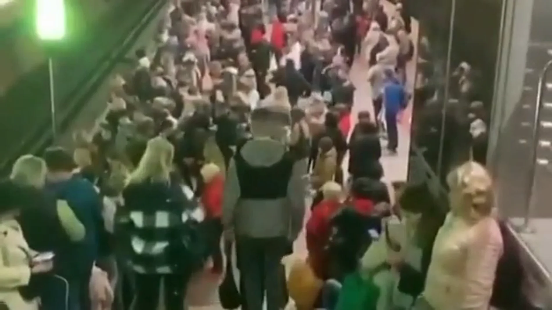 Cánticos en el metro de Kiev bajo el bombardeo ruso