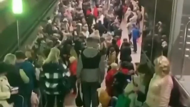 C&aacute;nticos en el metro de Kiev bajo el bombardeo ruso