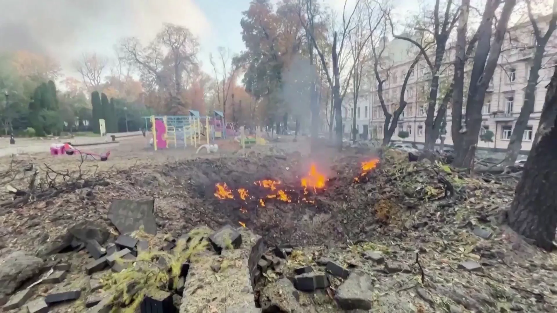 Terreno en llamas tras los misiles lanzados por Rusia