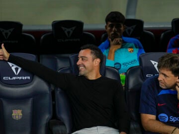 Xavi, en el banquillo del Camp Nou