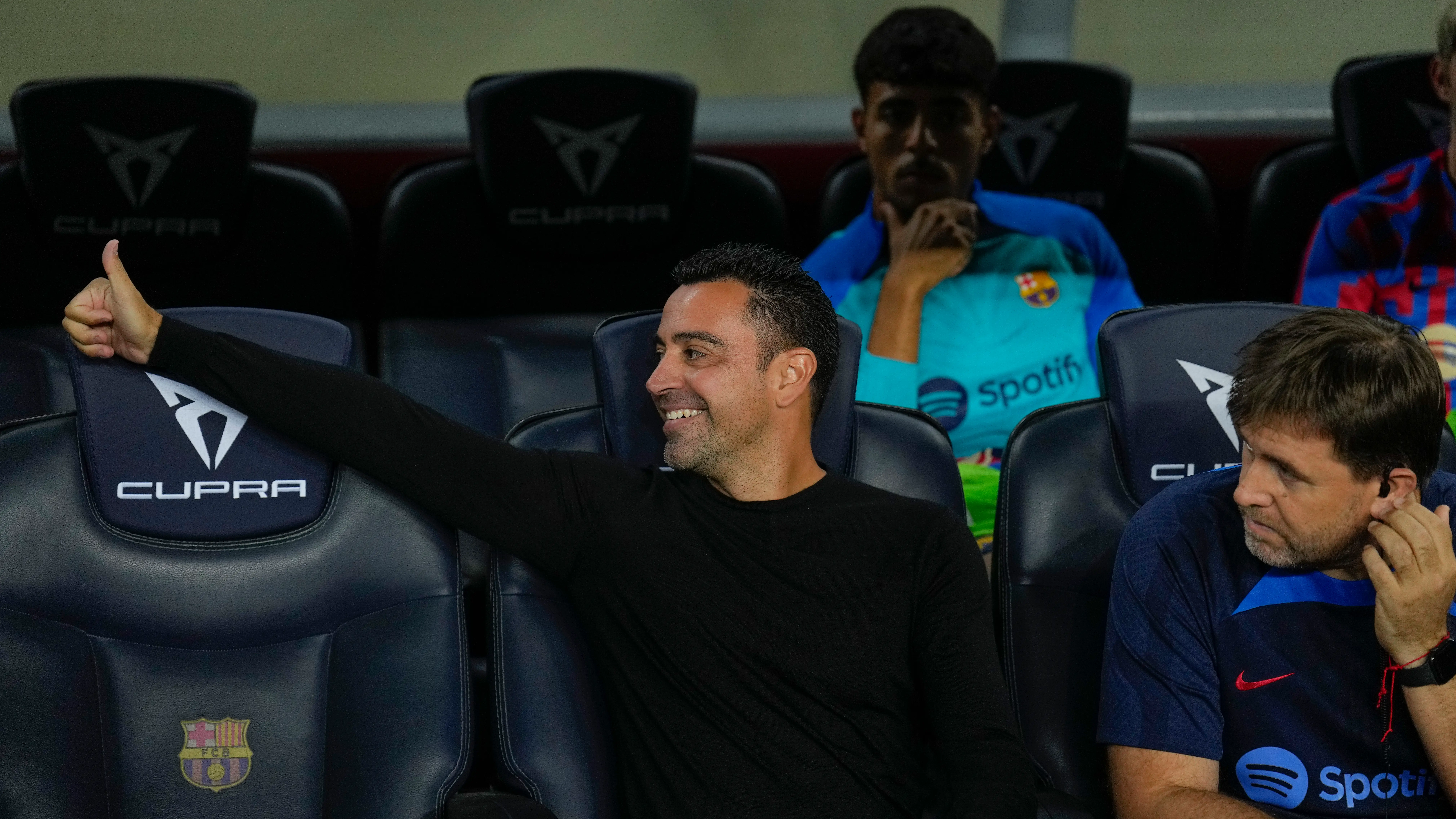 Xavi, en el banquillo del Camp Nou