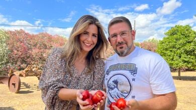 Dani García y Nuria Roca visitan los campos sevillanos para conocer parte del origen del kétchup de McDonald's