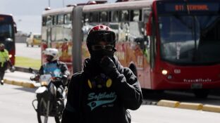 Foto de archivo de un autob&uacute;s en Bogot&aacute;